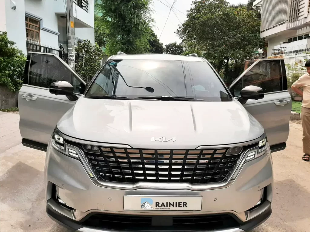 Các mặt kính của KIA Carnival được hoàn thiện với phim cách nhiệt Rainier 