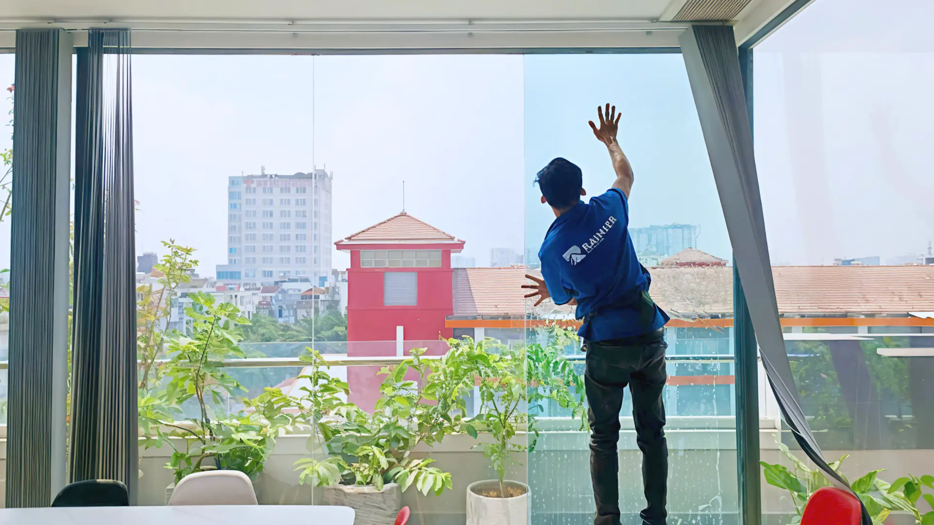 Dán phim cách nhiệt cho cửa kính tại khu dân cư Trung Sơn