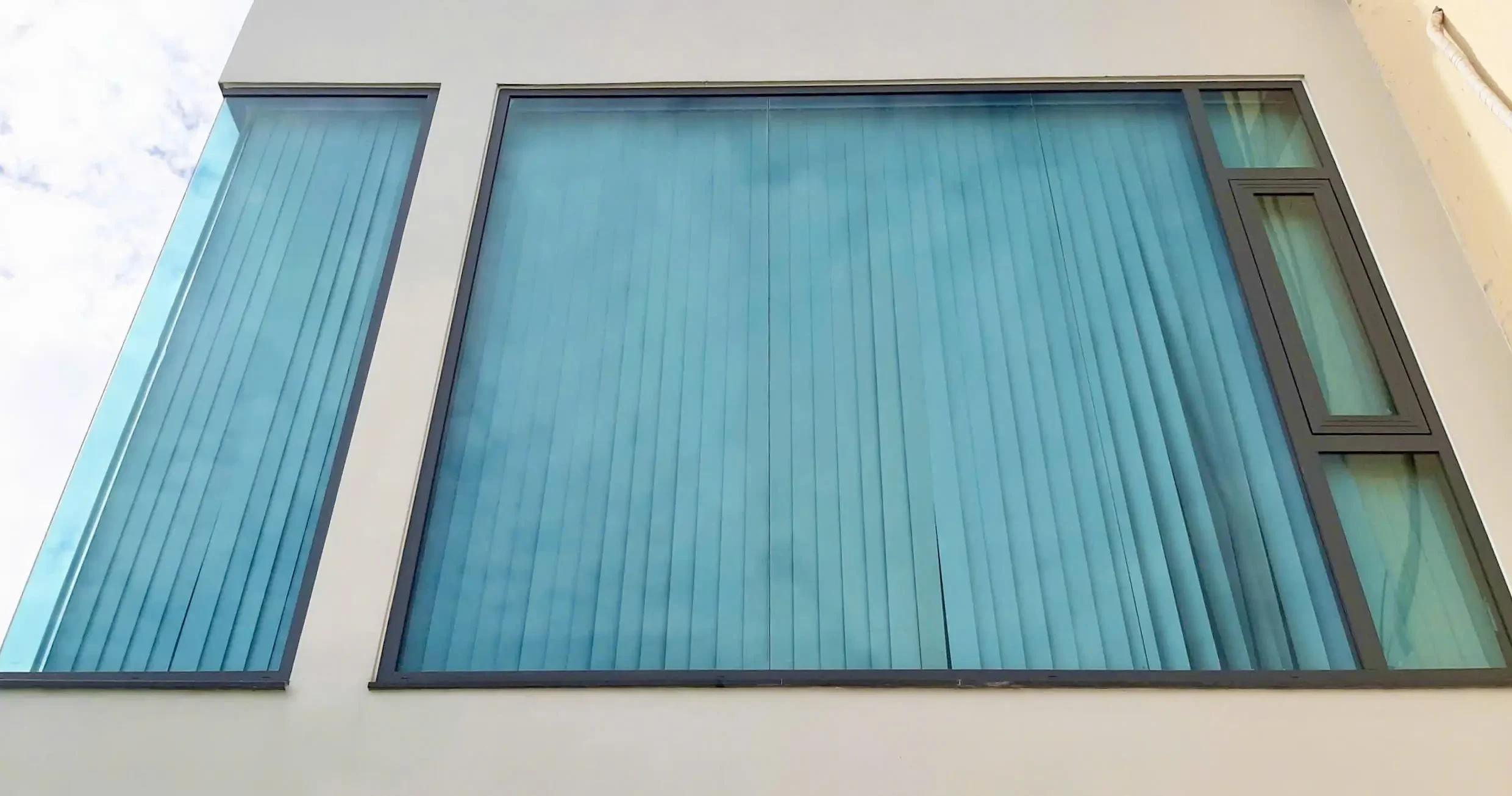 Dán phim cách nhiệt Rainier Building Alpha cho cửa sổ kính